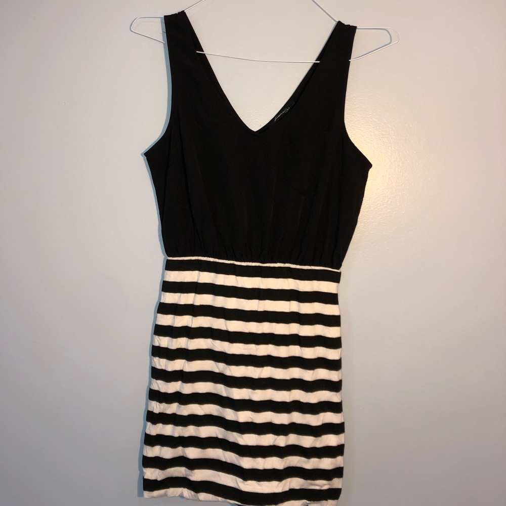 Black and White Pocketed Dress Forever21